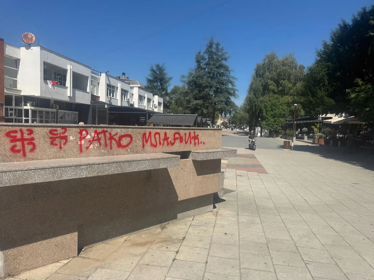 Shkruhet e më pas fshihet grafiti me emrin e Ratko Mlladiçit në Bujanoc
