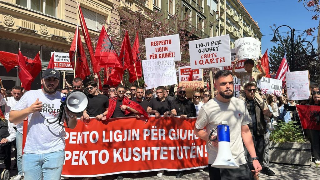 Studentët shqiptarë, protestë në Shkup për mbrojtjen e shqipes