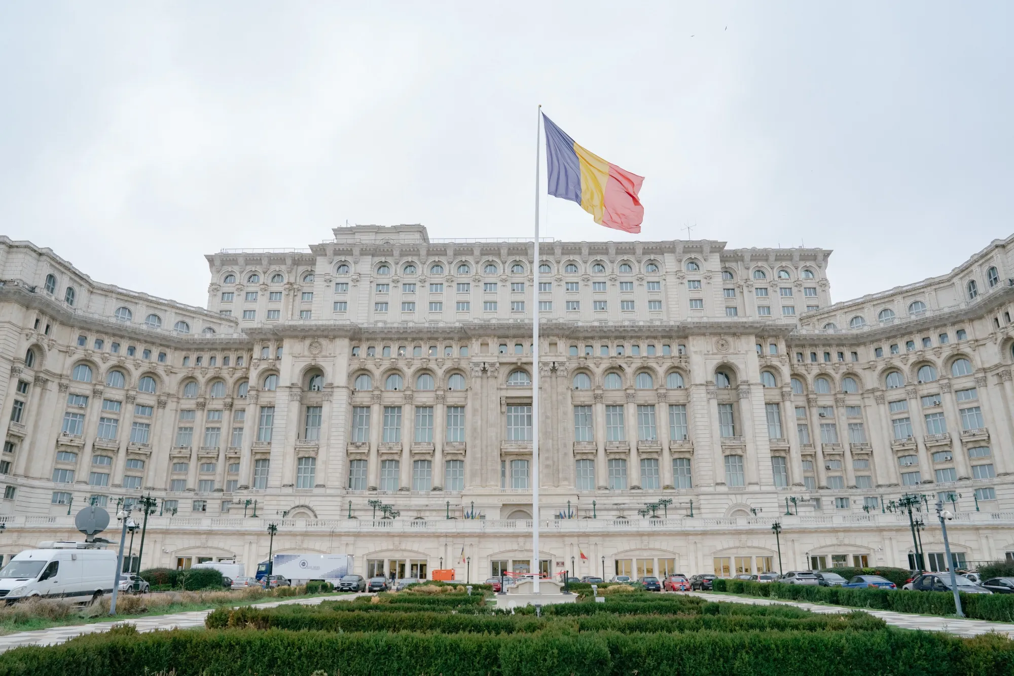 Bie qeveria në Rumani, parlamenti votoi mosbesim ndaj kryeministrit Bolojan