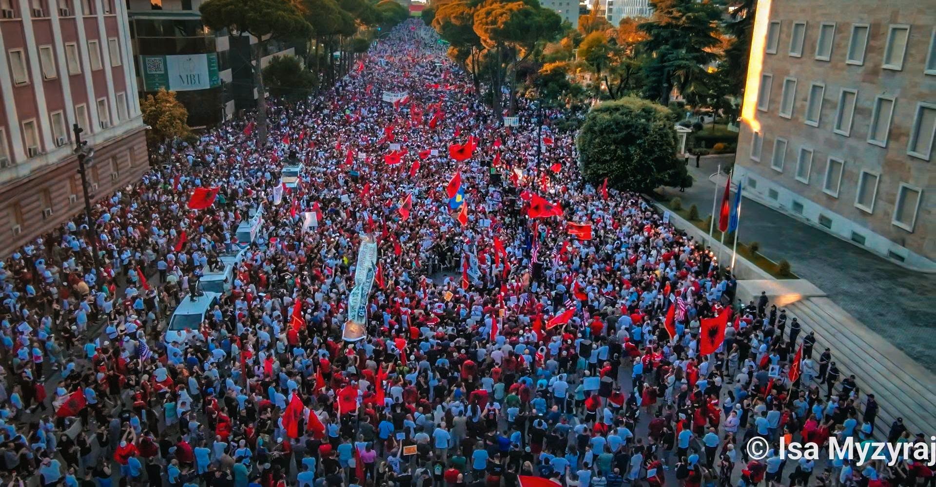 Diaspora në Tiranë në ditën e 21-të të protestës kundër qeverisë