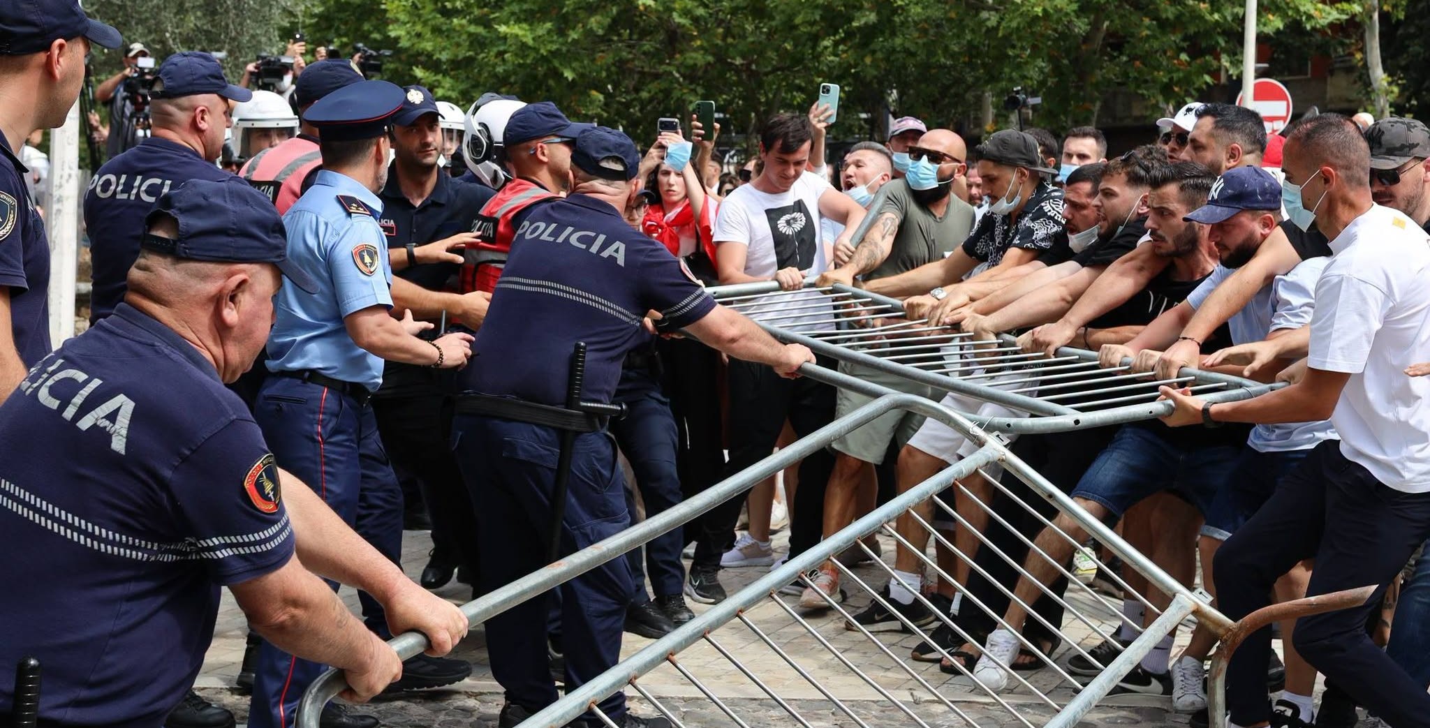 Protesta para Parlamentit, 15 policë dhe 4 protestues të dëmtuar